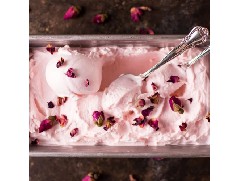 冰冰涼涼的玫瑰冰淇淋，超濃郁！